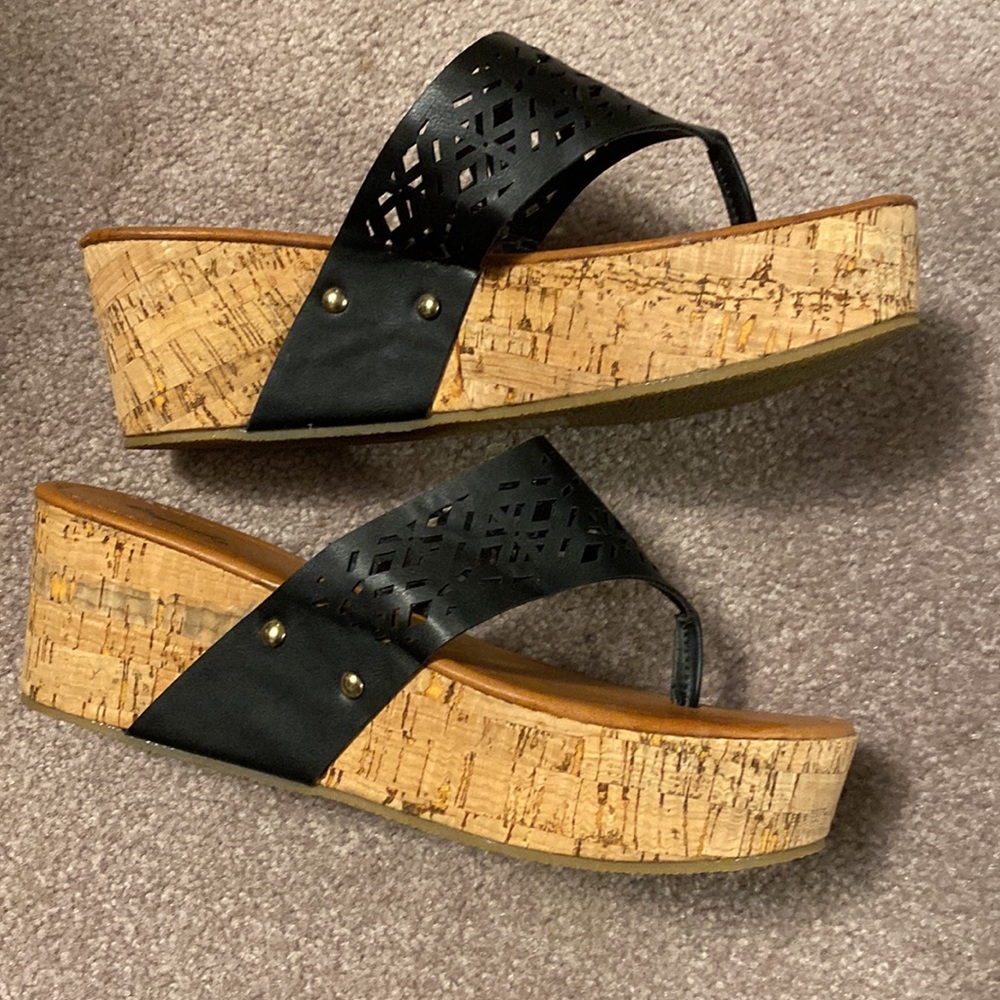Qupid Size 8 1/2 Black wedge sandals - Picture 2 of 7